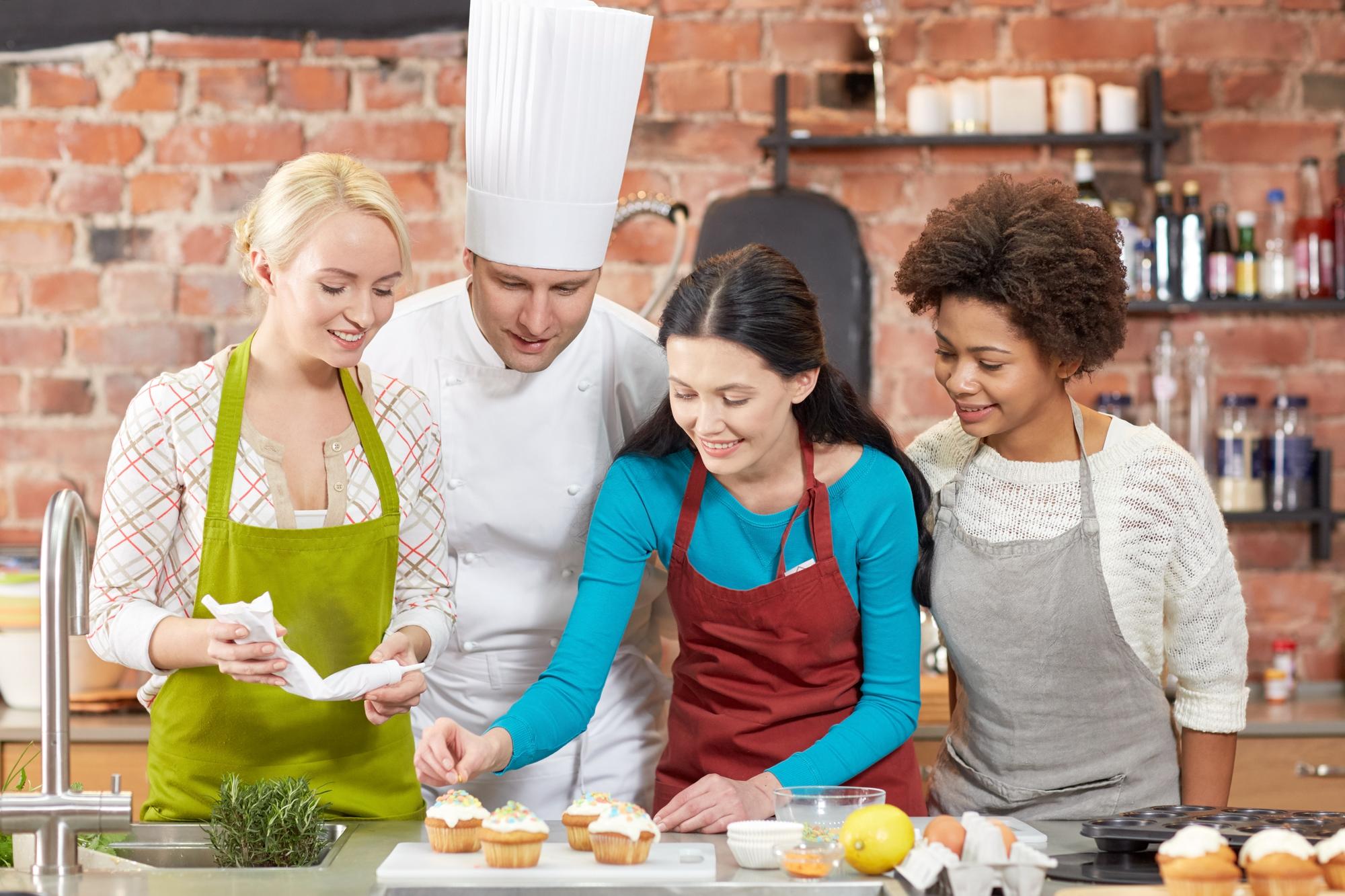 Cozy workshop with chef and participants around a wooden table